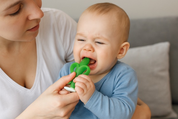 Безопасная помощь при прорезывании зубов: как облегчить состояние ребенка